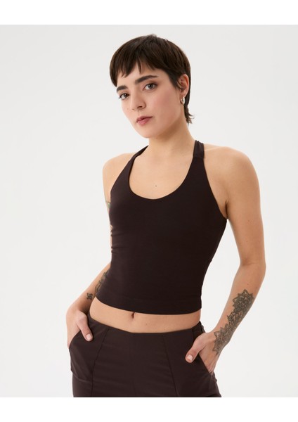 Kadın Kahverengi Halter Half Crop Bluz - EcoVero™ Viskoz, İç Sütyenli, Göğüs Pedli, Halter Yaka, Crop Spor Bluz