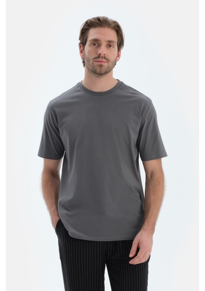 Koyu Gri Kısa Kollu Bisiklet Yaka Basıc Tişört