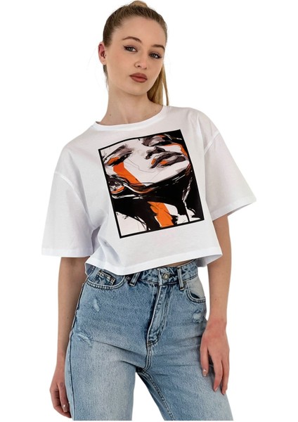Kadın Oversize Kız Baskılı Kısa Beyaz Crop Tişört