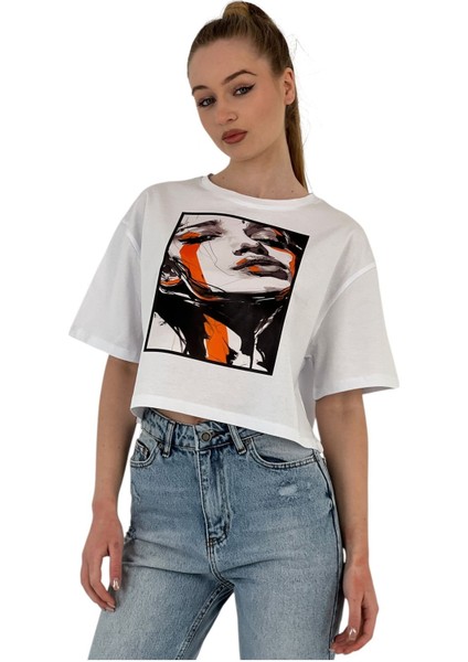 Kadın Oversize Kız Baskılı Kısa Beyaz Crop Tişört modelleri