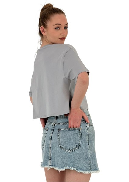 Kadın Oversize Çiçek Baskılı Kısa Gri Crop Tişört