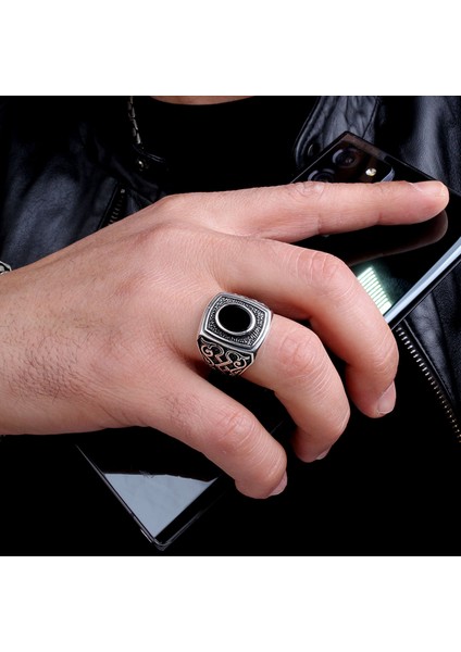 925 Ayar Gümüş Oval Onix Taşlı Desen Motifli Erkek Yüzük indirimleri