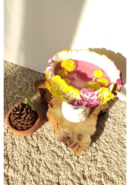 Doğal Soya Mumu, Çiçekli Kız El Boyaması Mumluk, Pembe-Sarı Detaylar modelleri