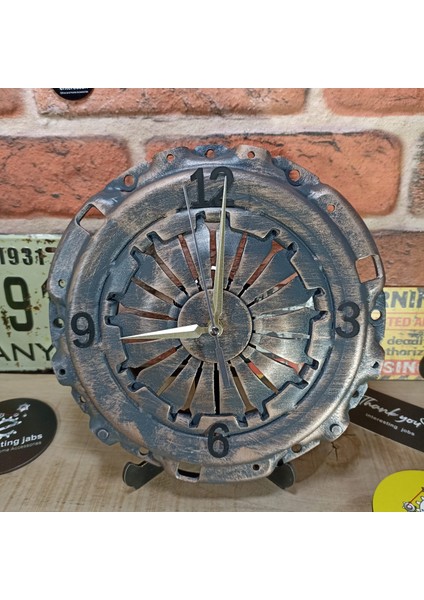 Araba Parçasından Yapılmış Duvar Saati