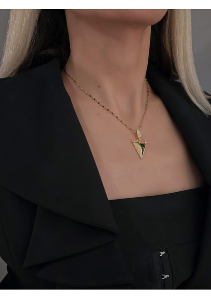 Zümrüt Yeşili Üçgen Zirkon Taşlı Gold Renk Kolye modelleri