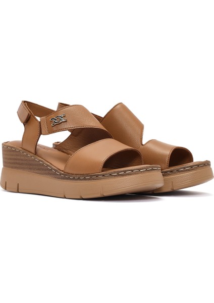 Kadın Taba Bantlı Dolgu Topuklu Deri Comfort Sandalet 25SFD342018