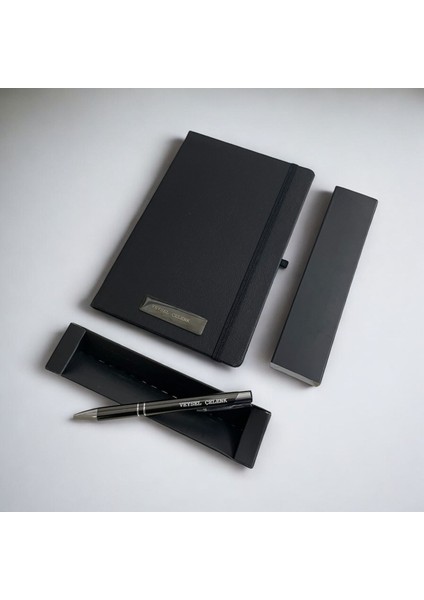 Siyah Renk Kişiye Özel Tasarım Defter Seti Kutulu Kalem ve Deri Anahtarlık Hediye Seti modelleri