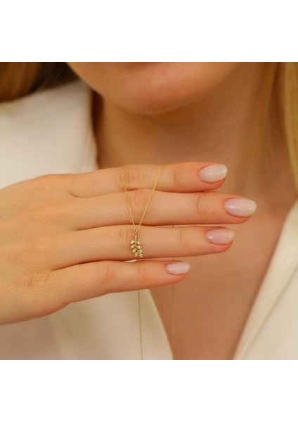 Jewel Yaprak Figürlü Taşlı Altın Kolye – Doğadan Ilham Alan Zarafet