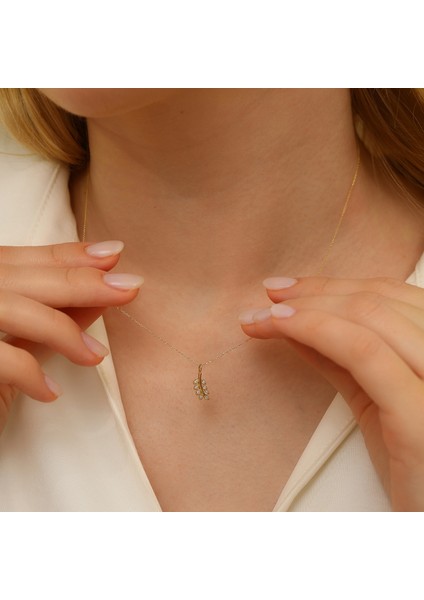 Jewel Yaprak Figürlü Taşlı Altın Kolye – Doğadan Ilham Alan Zarafet modelleri