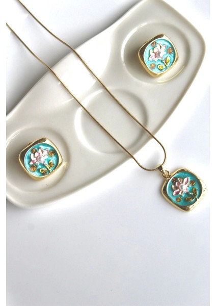 Incili Kare Pembe Lotus Çiçeği Motifli Kabartma Manzara Tasarım Kadın Çelik Küpe modelleri