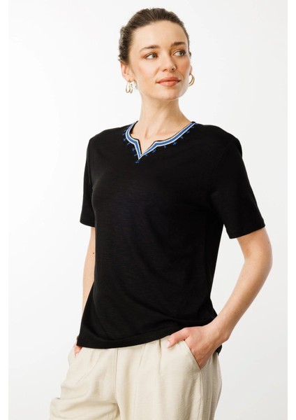 Kadın Yakası Yırtmaçlı ve Işlemeli T-Shirt 25768 Siyah
