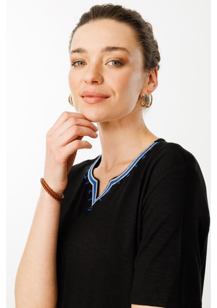 Kadın Yakası Yırtmaçlı ve Işlemeli T-Shirt 25768 Siyah modelleri