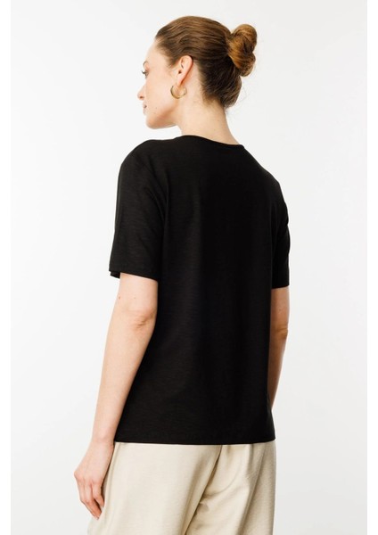Kadın Yakası Yırtmaçlı ve Işlemeli T-Shirt 25768 Siyah fırsatları