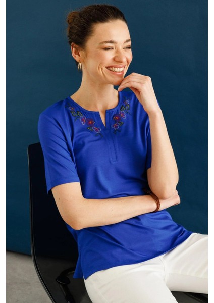 Kadın Açma Yaka Nakış Işlemeli Penye T-Shirt 25700 Saks