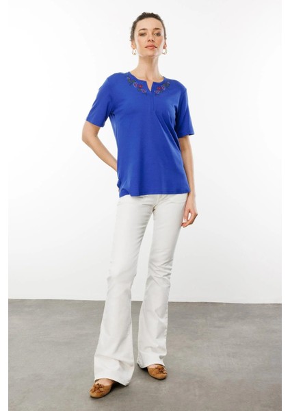 Kadın Açma Yaka Nakış Işlemeli Penye T-Shirt 25700 Saks fiyatları