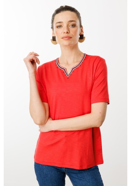 Kadın Yakası Yırtmaçlı ve Işlemeli T-Shirt 25768 Mercan