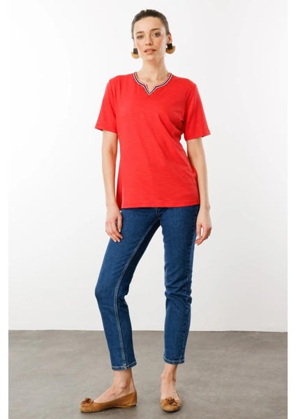 Kadın Yakası Yırtmaçlı ve Işlemeli T-Shirt 25768 Mercan modelleri