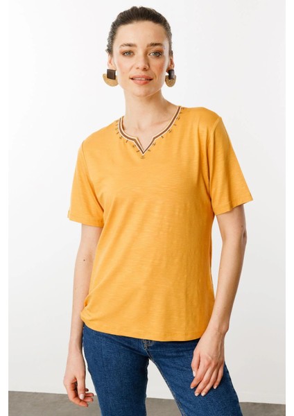 Kadın Yakası Yırtmaçlı ve Işlemeli T-Shirt 25768 Hardal