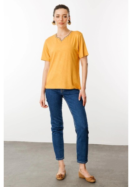 Kadın Yakası Yırtmaçlı ve Işlemeli T-Shirt 25768 Hardal fiyatları