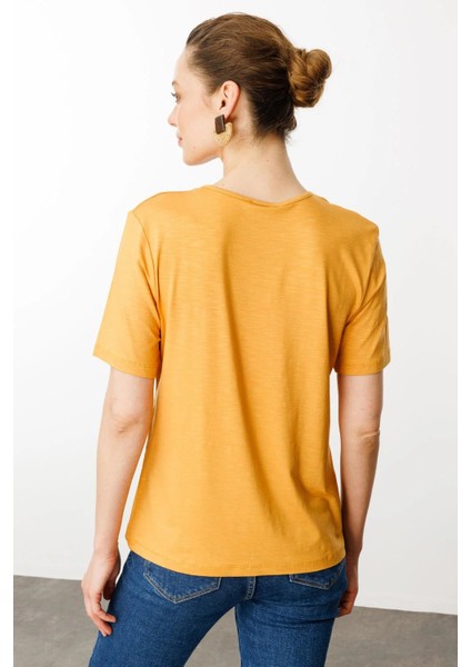 Kadın Yakası Yırtmaçlı ve Işlemeli T-Shirt 25768 Hardal fırsatları