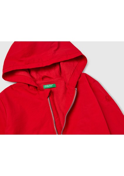 Erkek Bebek Kırmızı Kolu Logo Detaylı Astarlı Kapüşonlu Yağmurluk modelleri