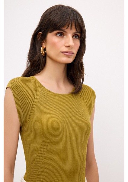 Kayık Yaka Kolsuz Bluz Olive 11544041000 fiyatları