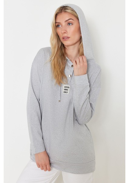Gri Kapüşonlu Önü Etiket Detaylı Örme Sweatshirt TCTSS24TW00007