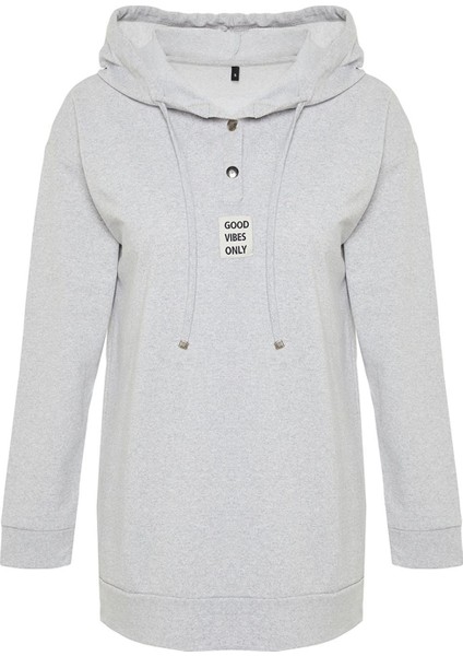 Gri Kapüşonlu Önü Etiket Detaylı Örme Sweatshirt TCTSS24TW00007