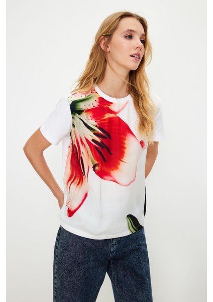 Beyaz Dokuma Garnili Regular/normal Kalıp Baskılı Bisiklet Yaka Örme T-Shirt TWOSS24TS00018 fiyatları