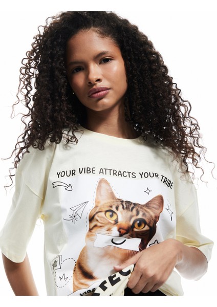 Kısa Kollu Bisiklet Yaka Pamuklu Kedi Baskılı Oversize Tişört fiyatları