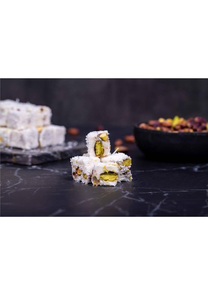 Hindistan Cevizi Kaplı Antep Fıstıklı Sultan Lokum | 500 gr