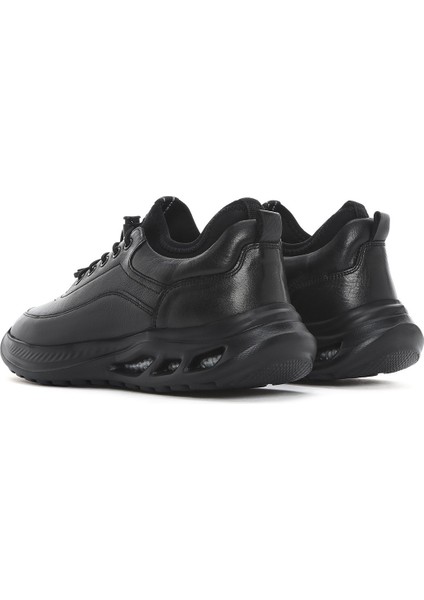Erkek Siyah Bağcıklı Kalın Tabanlı Deri Sneaker 25SFD641018