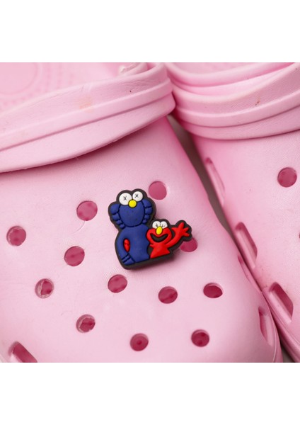 Sevimli Kırmızı ve Mavi Karakter Terlik Süsü – Crocs Uyumlu