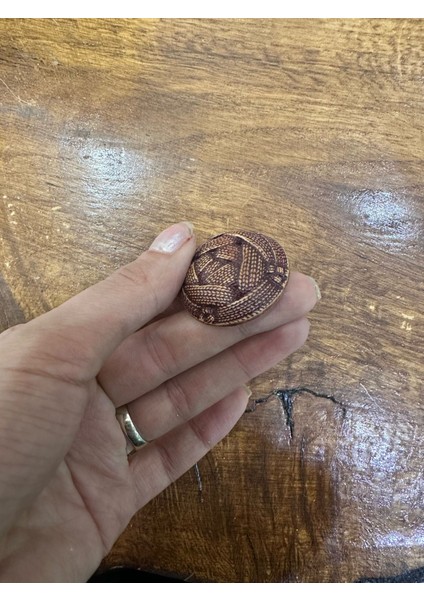 Desenli Iğneli Broş Yaka Iğnesi Giyim Aksesuarı 4x4 cm fiyatları