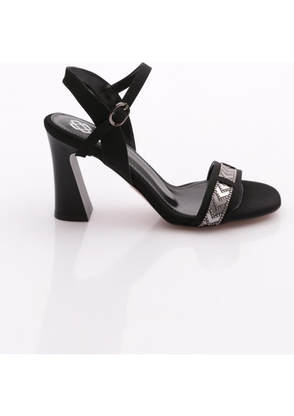 801 Kadin Aksesuarli Topuklu Ayakkabi