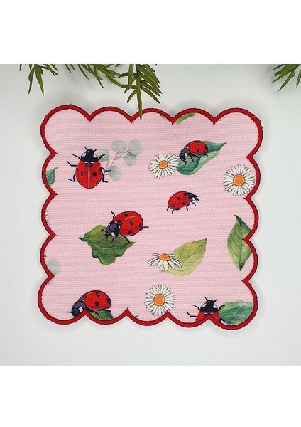 Pembe Zemin Uğur Böceği ve Papatya Tasarımlı Nakış Kenar Kumaş Kokteyl Peçetesi 1 Adet