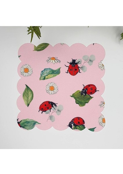 Pembe Zemin Uğur Böceği ve Papatya Tasarımlı Lazer Kesim Kumaş Kokteyl Peçetesi 1 Adet