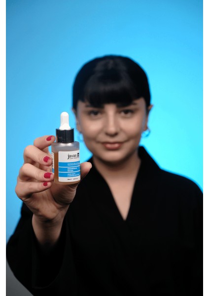 Glutatyon, Niacinamide, ve Alpha-Arbutin İçeren Aydınlatıcı Serum