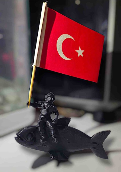 Balığa Hükmeden Dalgıç Akvaryum Tasarım/Dekor 10X6 cm (Bayrak Dahil)