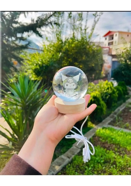 Kuromi Karakterli Tasarımlı Usbli Ahşap Standlı Kristal Işıklı Cam Küre