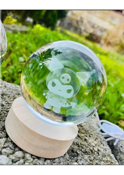 Kuromi Karakterli Tasarımlı Usbli Ahşap Standlı Kristal Işıklı Cam Küre modelleri