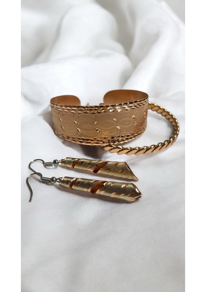 Kadın Bakır Bileklik Küpe Seti Özel Işlemeli Boyasız – Şıklık ve Doğallık Bir Arada