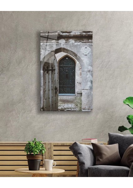Marsilyan- Taş Duvarlar ve Motifli Ahşap Kapı Görselli Dikey Cam Tablo