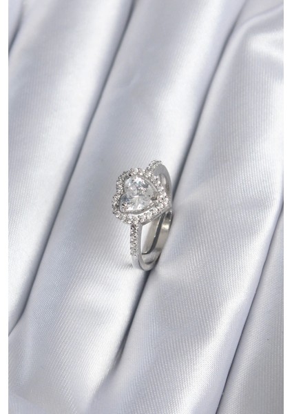 Pirinç Gümüş Renk Zirkon Taşlı Kalp Charm Model Kadın Yüzük - TJ-BYK2857