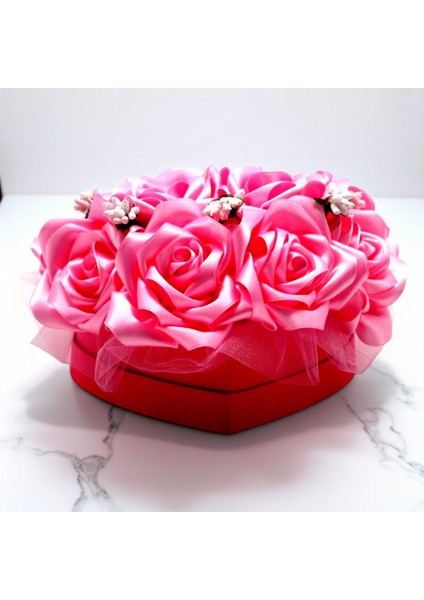 Pembe Kalp Kutuda Saten Beyaz ve Pembe Güller - Hediyelik Çiçek -