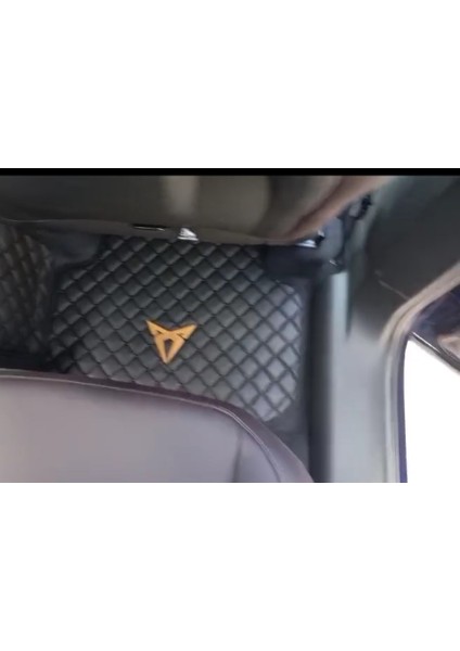 Cupra Terramar Uyumlu 2024-2025 Siyah Baklava Desen 1.SINIF DUNİ DERİ KAPİTONE ALT TABAN SU GEÇİRMEZ EVA ORJİNAL KLİPS SABİTLEME CIRT TABAN DESTEĞİ KOLAY TEMİZLENEBİLİR ÜRÜN ŞIK GÖRÜNÜM