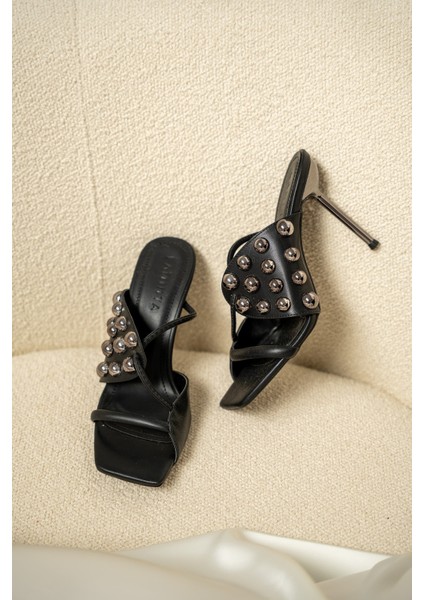 Faith Siyah Önü Açık Zımba Detaylı Kadın Terlik fiyatları