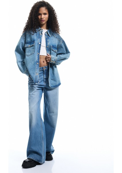 Uzun Kollu Klasik Yaka Cep Detaylı Düğmeli Pamuklu Oversize Denim Gömlek