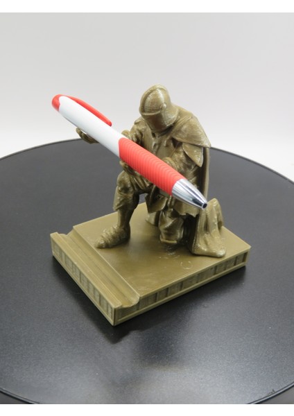 Ofisinin Sessiz Kahramanı: El Yapımı 3D Baskı Şövalye - Kalemini Korumaya Geldi!