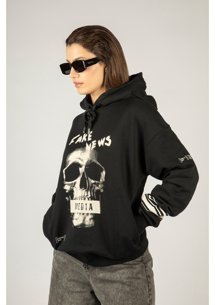 Fake News Baskılı Kapüşonlu Unisex Sweatshirt - Siyah %100 Organik Pamuk fiyatları